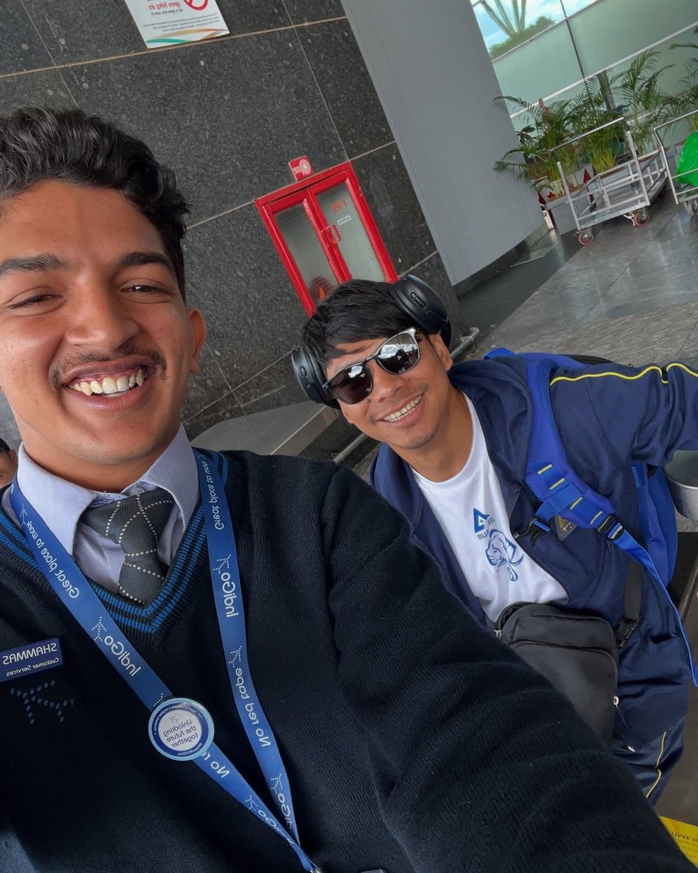 Selfie with a Kerala Blasters player at the airport, photo 17 of 19